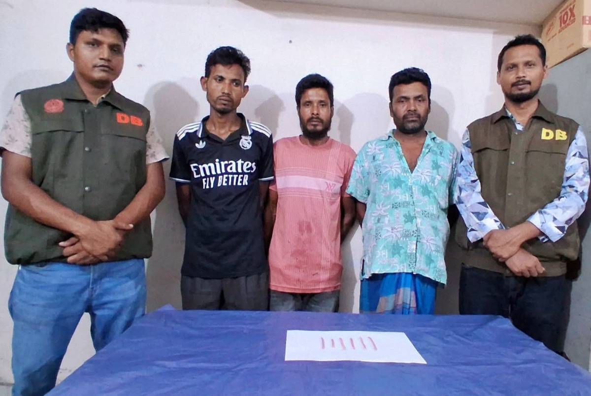 ঠাকুরগাঁওয়ে ডিবির অভিযানে ৭২ পিস ইয়াবাসহ গ্রেপ্তার- ৩  নয়ন হোসেন  ঠাকুরগাঁও প্রতিনিধি  ঠাকুরগাঁওয়ে গোয়েন্দা পুলিশের (ডিবি) বিশেষ অভিযানে ৭২ পিস ইয়াবাসহ তিনজনকে গ্রেপ্তার করা হয়েছে।  শুক্রবার (৭ আগস্ট) মধ্যরাতে গোপন সংবাদের ভিত্তিতে ঠাকুরগাঁও সদর থানার চিলারং ইউনিয়নের ১ নম্বর ওয়ার্ডের মধ্যপাড়া এলাকায় এ অভিযান পরিচালনা করা হয়। পল্লী বিদ্যুৎ থেকে রুহিয়াগামী পাকা সড়কের পূর্ব পাশে ব্লক বিছানো রাস্তার ওপর অভিযান চালিয়ে তাদের গ্রেপ্তার করে জেলা গোয়েন্দা শাখা (ডিবি) পুলিশ।  গ্রেপ্তার ব্যক্তিরা হলেন—রুহিয়া থানার ঘনিবিষ্টপুর গ্রামের মো. রহমানের ছেলে মো. এরশাদ (৩২), ঠাকুরগাঁও সদর থানার হরিহরপুর গ্রামের পশির উদ্দীনের ছেলে মো. জেমস (৩০) এবং রুহিয়া থানার ঘনিবিষ্টপুর গ্রামের মৃত জাবেদ আলীর ছেলে মো. আবুল কালাম আজাদ (৪২)।  ডিবি পুলিশ জানায়, অভিযানের সময় গ্রেপ্তার তিনজনের কাছ থেকে ৭২ পিস ইয়াবা উদ্ধার করা হয়। এ ঘটনায় তাদের বিরুদ্ধে মাদকদ্রব্য নিয়ন্ত্রণ আইনে মামলা দায়েরের কার্যক্রম প্রক্রিয়াধীন রয়েছে।  জেলা গোয়েন্দা শাখা (ডিবি) পুলিশের অফিসার ইনচার্জ (ওসি) গোলাম রসুল বলেন, “মাদকের মতো অনলাইন ক্যাসিনোও সমাজ ও তরুণ প্রজন্মের জন্য এক ভয়াবহ অভিশাপ।   এই অপরাধচক্র কোনোভাবেই ছাড় পাবে না। মাদক, অনলাইন ক্যাসিনোসহ সব ধরনের অপরাধের বিরুদ্ধে জেলা গোয়েন্দা পুলিশের কঠোর ও ধারাবাহিক অভিযান অব্যাহত থাকবে। অপরাধীদের আইনের আওতায় আনতে আমরা সর্বোচ্চ কঠোর অবস্থানে রয়েছি।
