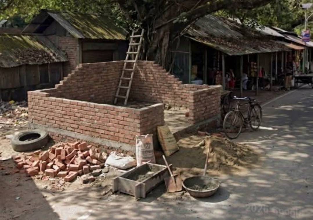পুরাতন গড়েয়া বাজারে সরকারি জায়গায় দোকান নির্মাণের অভিযোগ