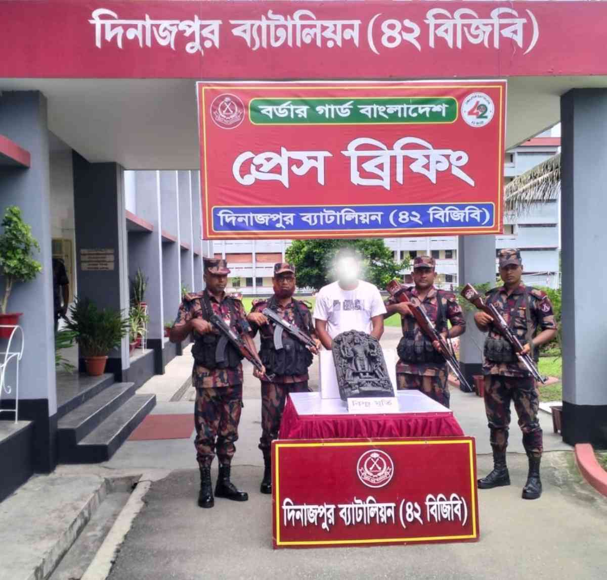 দিনাজপুরে ৩২ লাখ টাকার কষ্টিপাথরের বিষ্ণু মূর্তি উদ্ধার, আটক ১