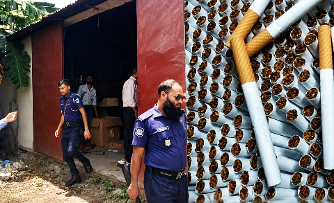 দৌলতপুরে ২ কোটি টাকার নকল সিগারেট ও কাঁচামাল জব্দ