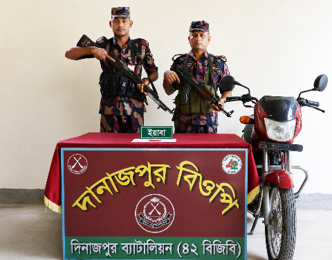 পীরগঞ্জ সীমান্তে বিজিবির অভিযান: ভারতীয় ইয়াবা ও মোটরসাইকেল উদ্ধার
