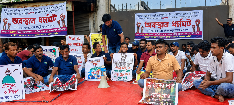 BATB-এর অধীনে স্থায়ী নিয়োগের দাবিতে শ্রমিকদের অবরোধ
