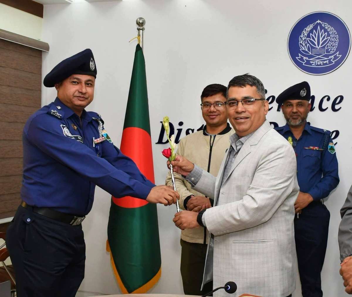 ওসি জিয়াউর রহমানের নেতৃত্বে পোরশায় আইনশৃঙ্খলা পরিস্থিতির উন্নতি, স্বস্তিতে সাধারণ মানুষ