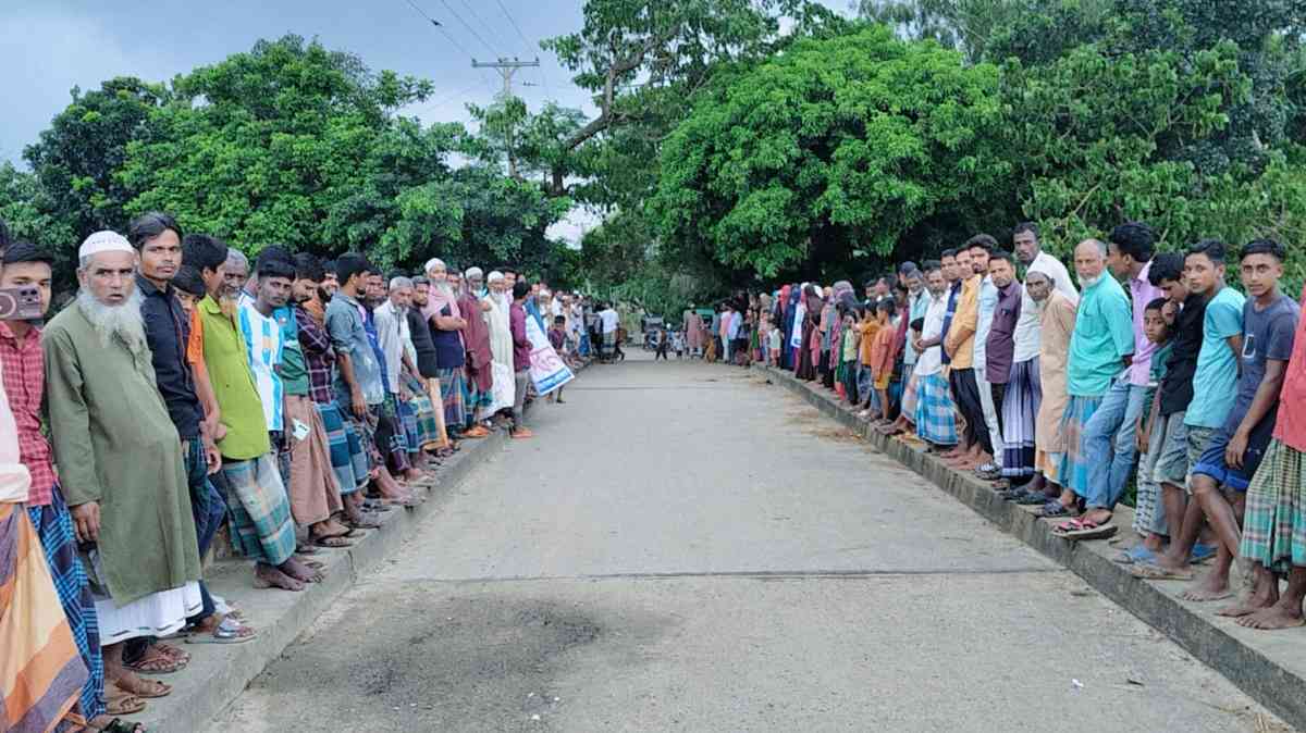 হালুয়াঘাটে প্রতিবন্ধী কিশোরী ধর্ষণ মামলার আসামি গ্রেপ্তারের দাবিতে মানববন্ধন ও বিক্ষোভ