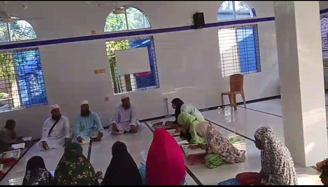পার্বতীপুরে ১৫ শিক্ষার্থীর হাতে পবিত্র কোরআনের সবক