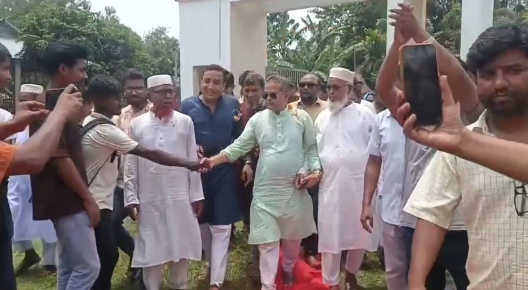 নাগেশ্বরী রায়গঞ্জ কলেজের নবো নির্বাচিত কমিটিকে সংবর্ধনা প্রদান করেন কলেজ শিক্ষকরা।